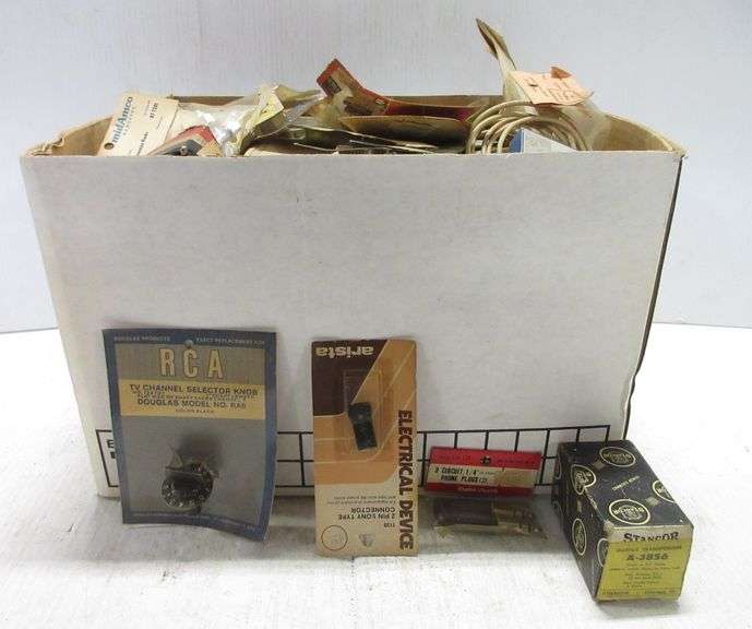 Assorted old radio tubes and radio parts, most NOS Albrecht Auction Service