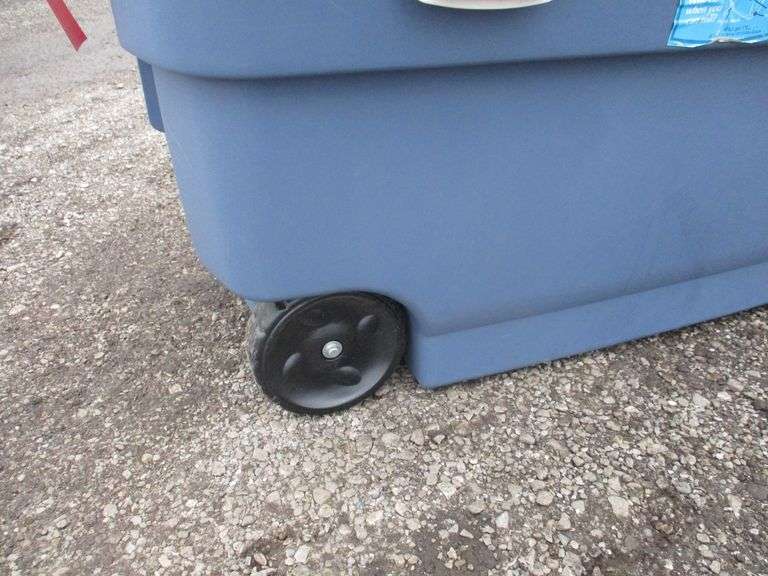 Plastic totes with lids, largest 0.45Gallons, used Albrecht Auction