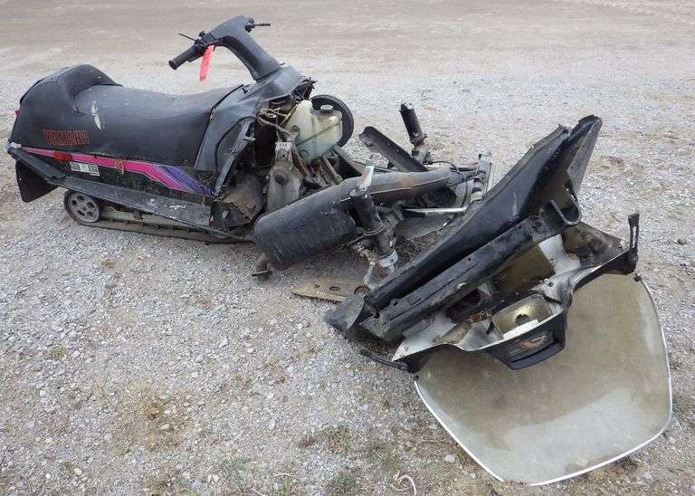1994 Yamaha ovation snowmobile project, no engine, drivetrain all moves