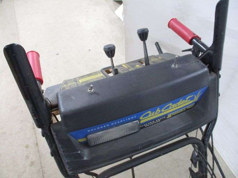 11 HP Cub Cadet 1130 STE snowblower with electric start, track driven