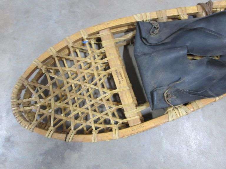 Pair of Vermont Tubbs snowshoes with rubber bindings, 13 x 48, both