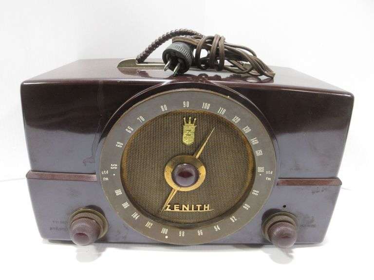 Zenith AM/FM tube bakelite tabletop radio, Model G725, 15"W x 8 1/2"H