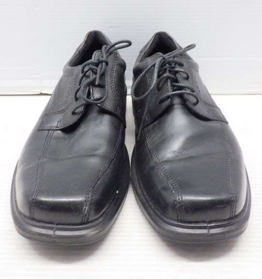 Pair of men's black Ecco dress shoes, size 43, comes with arch support