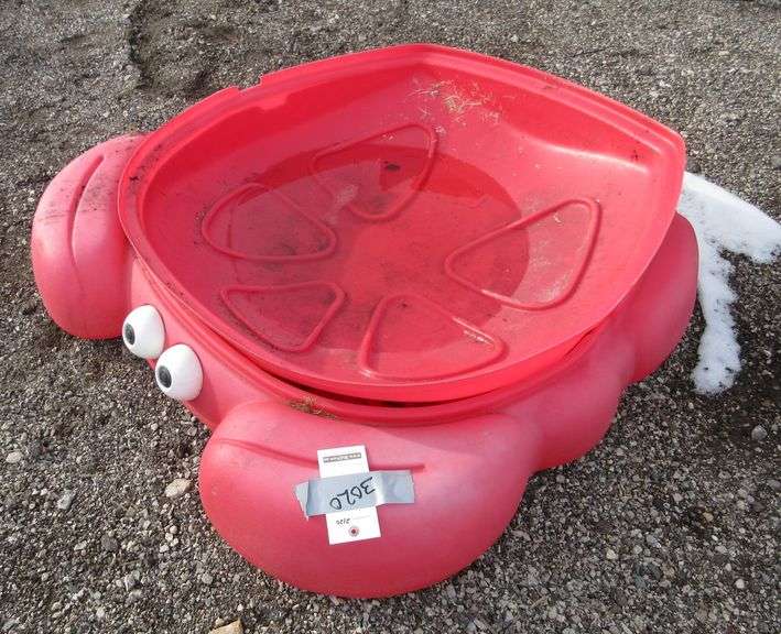 Step 2 crab sandbox with lid, has wear and fading Albrecht Auction