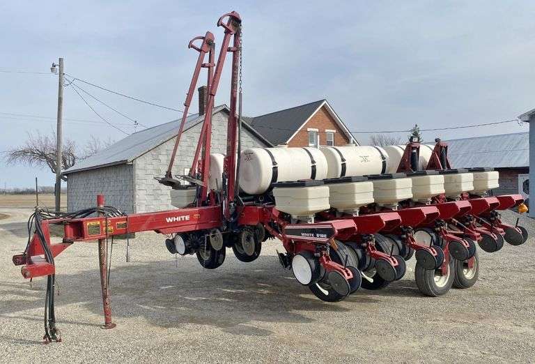 White 6182 Planter, 1230" Row, Soybean/Bean Plates, 480Gallon Liquid