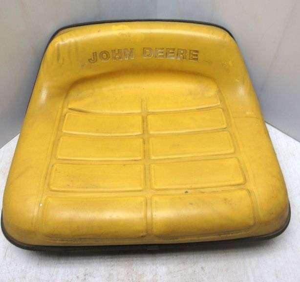 John Deere garden tractor seat, used, no rips Albrecht Auction Service