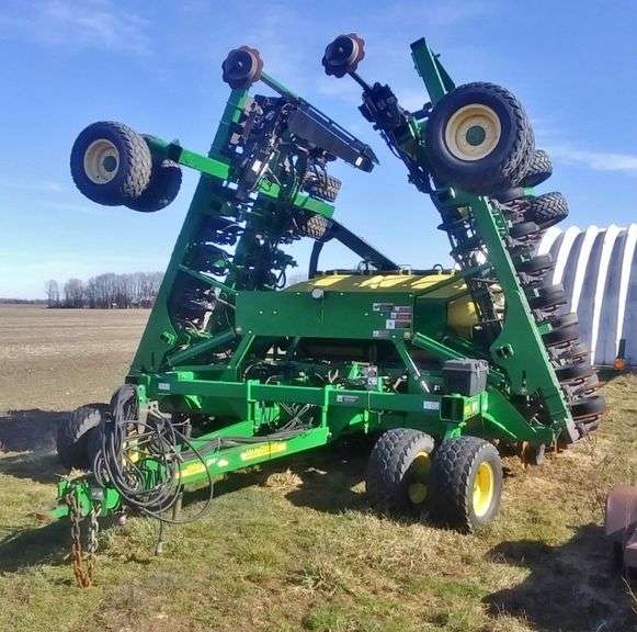 2013 John Deere 1990 CCS Air Seeder, 40', John Deere 2600 Monitor and Rate Controller, 7.5" 15