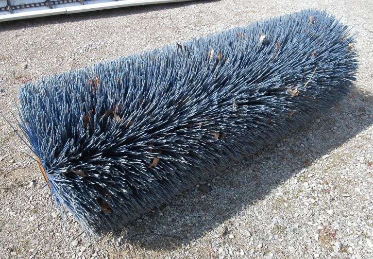 Large cattle scratching broom, in good condition Albrecht Auction Service