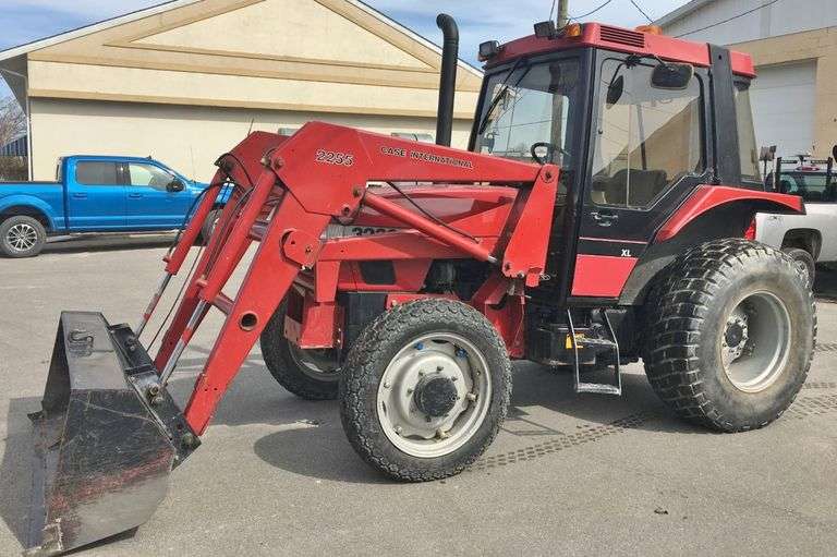 1995 Case IH 3230 Tractor with a Case IH 2255 Quick Attach Loader