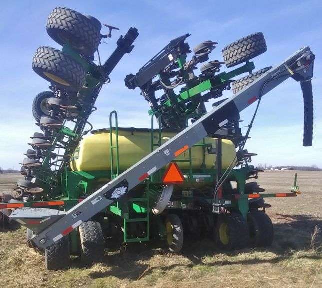 2013 John Deere 1990 CCS Air Seeder, 40', John Deere 2600 Monitor and Rate Controller, 7.5" 15