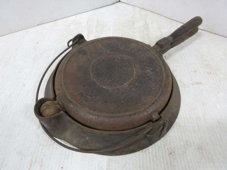 Wagner cast iron waffle maker, rusty Albrecht Auction Service