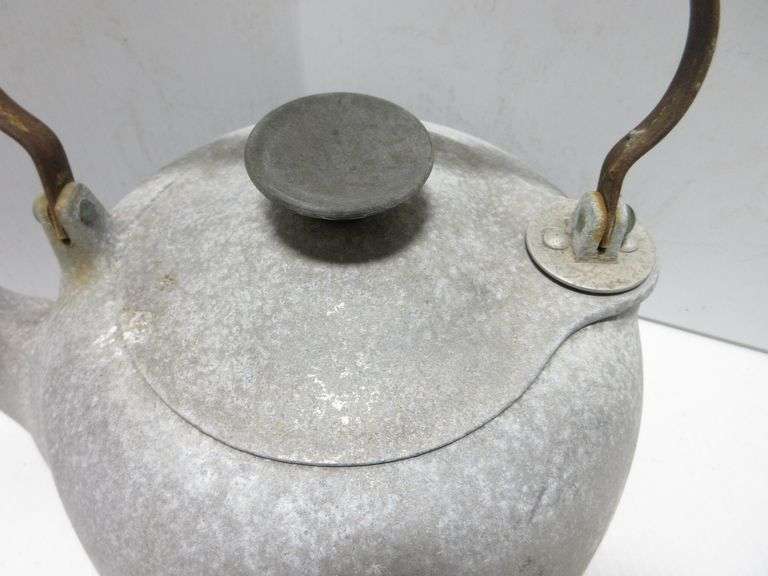 Griswold colonial cast aluminum teapot/kettle with wood handle, 4Quart