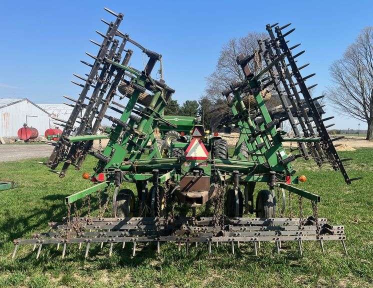 John Deere 980 24.5' Drawn CShank Field Cultivator, Main Frame has