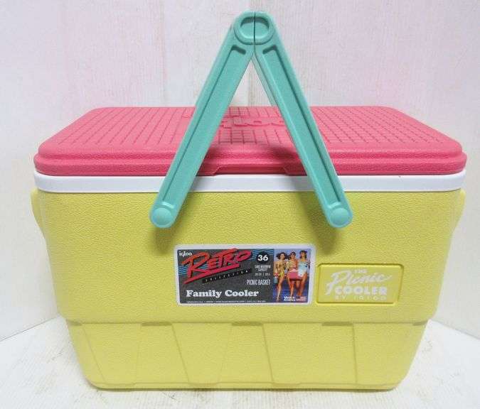 Igloo 25quart Retro Cooler, Limited Edition, picnic basket style, 19"W