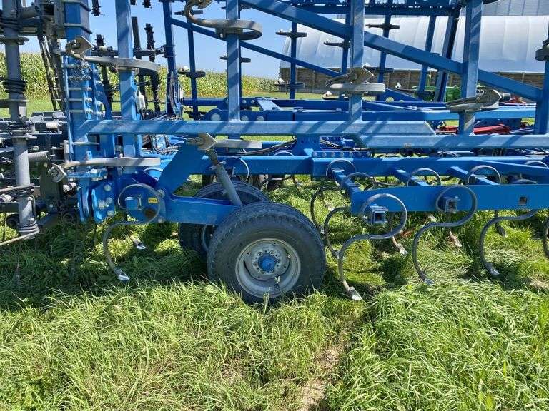 Penta 300 Field Cultivator, 30', STine Levelers and Rolling Baskets