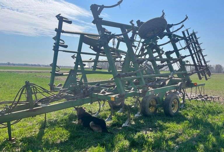 John Deere 980 24.5' Drawn CShank Field Cultivator, Main Frame has
