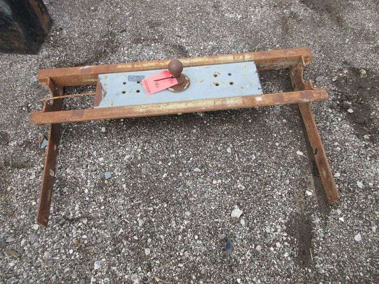 B&W Gooseneck hitch turnover ball, bracket to bracket 42", 12"W, looks