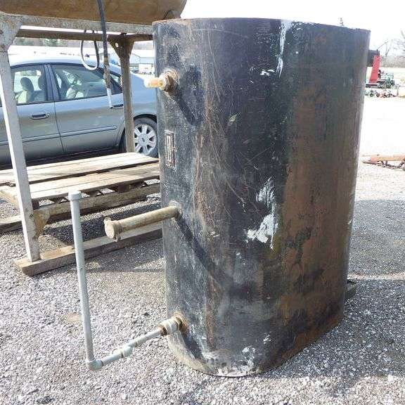 275Gallon fuel oil tank, used for furnace, no leaks, 5'W Albrecht