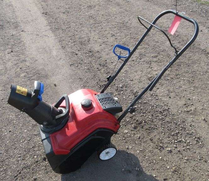 Toro snowblower 18", good paddles and scraper, ran last season 2022