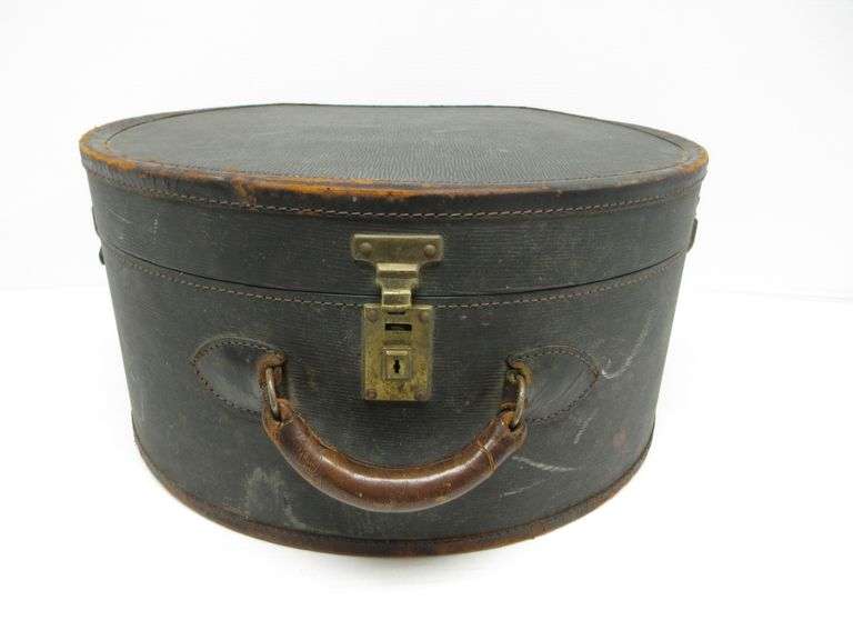 Antique round hat box luggage suitcase, 18"Across, has outside and