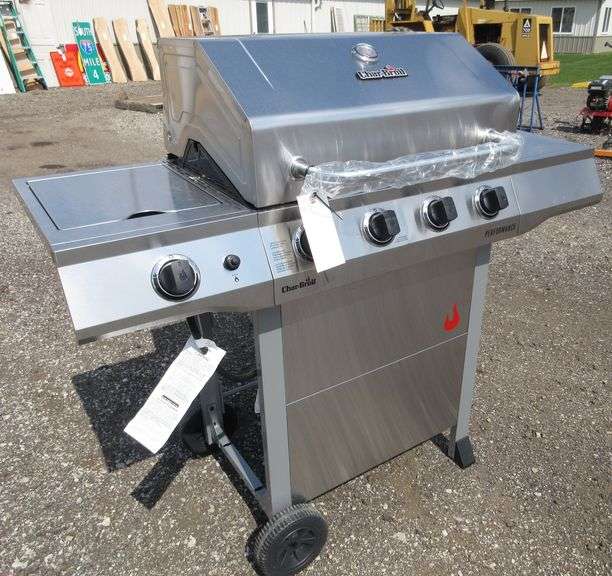 CharBroil 4burner gas grill, 50"W, better than new, professionally