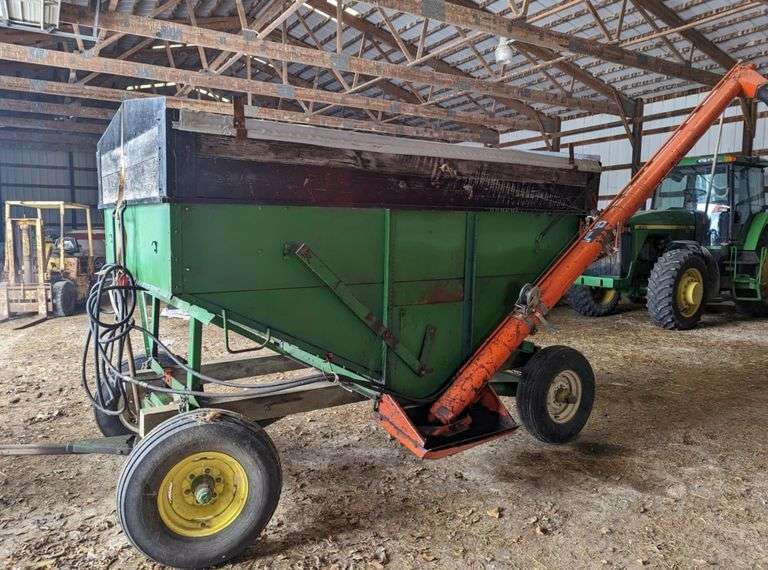 Gravity Wagon with Killbros Hydraulic Auger, Roll Tarp, Used for Fertilizer, No Holes, Works