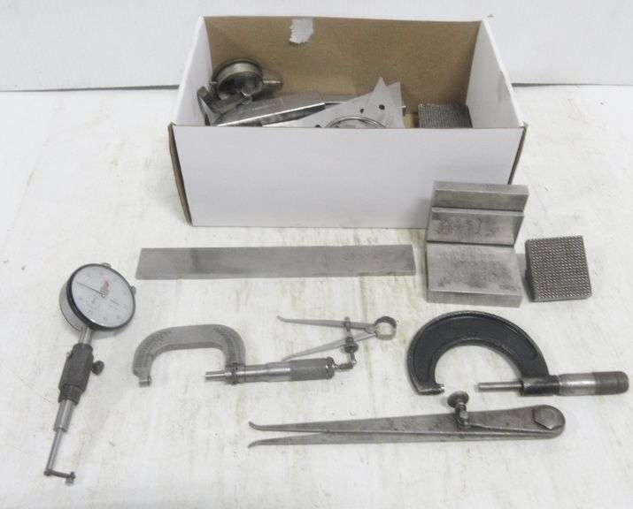 Box of assorted machinist items, including Parallels, setup blocks