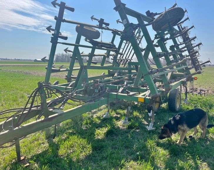 John Deere 980 24.5' Drawn CShank Field Cultivator, Main Frame has