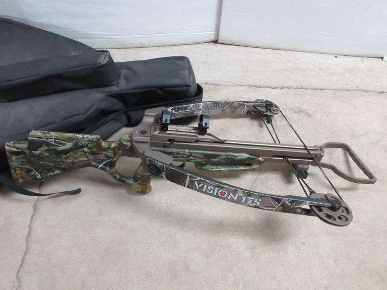 Horton vision 175, reverse draw, quiver with (3) New arrows, soft case