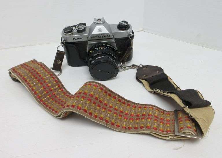 Older Pentax K1000 Camera, comes with strap and extra lens, works well