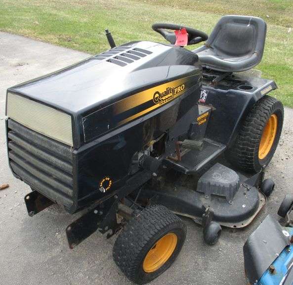 Quality Pro Farm & Country auto 25 HP Kohler lawn tractor, does not run
