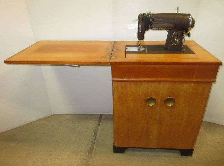 Kenmore sewing machine and come with many parts and