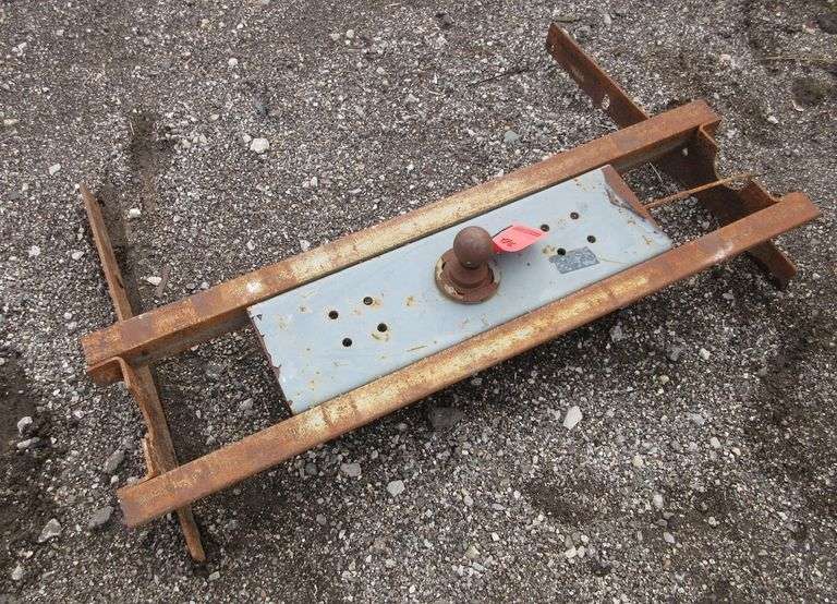 B&W Gooseneck hitch turnover ball, bracket to bracket 42", 12"W, looks