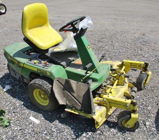 John Deere F525 riding lawn mower, does have a flat tire, mower deck on