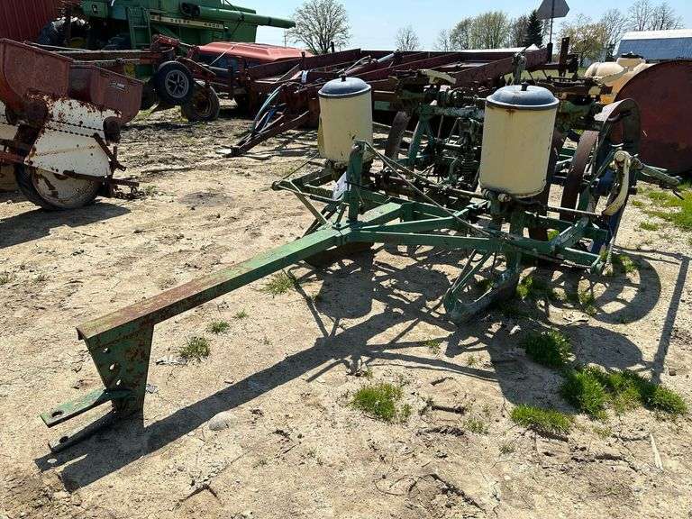 International 562 2Row Corn Planter Albrecht Auction Service