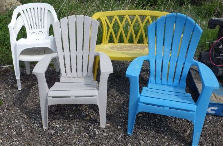 (4) Plastic lawn chairs, and a plastic bench lawn chair Albrecht