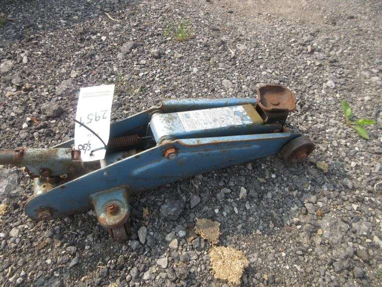 Floor jack, used, fair Albrecht Auction Service