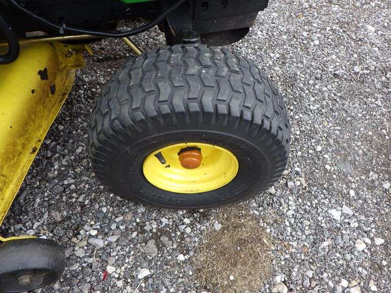 John Deere LA145 Lawn Tractor, 22 HP, Briggs & Stratton Engine, 48