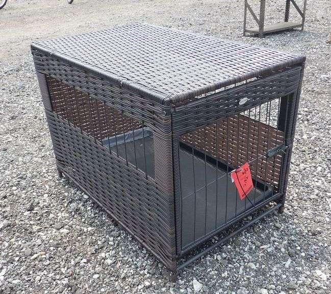 Wicker dog crate, 36" x 23" x 25", very good, plastic tray cracked