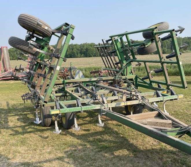 John Deere 960 Field Cultivator with 5Row Spike Levelers, KnockOn