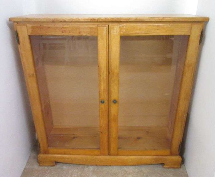 Book 36"W x 10"D x 36"H, doors do not close well Albrecht