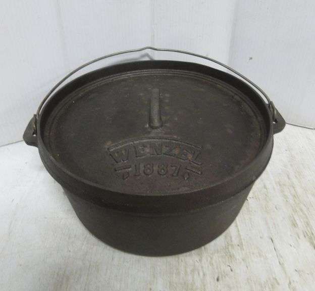 Cast iron dutch oven wenzel with stand and handle, 1887, in very good