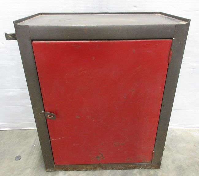 Metal wall 15"W x 11"D x 2'H, used Albrecht Auction Service