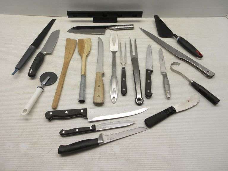 Assorted kitchen knives, some oxo Albrecht Auction Service