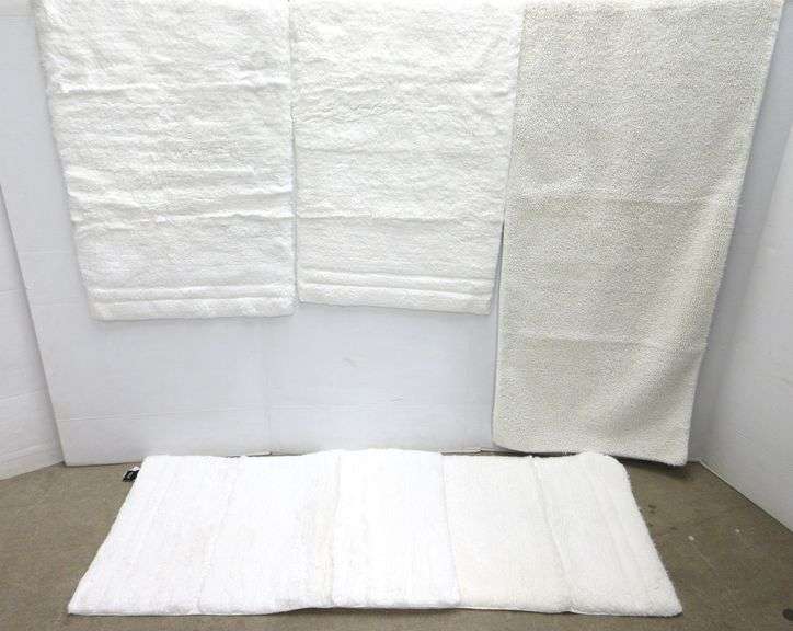 White rugs, from Kohl's, comes in various sizes, in excellent