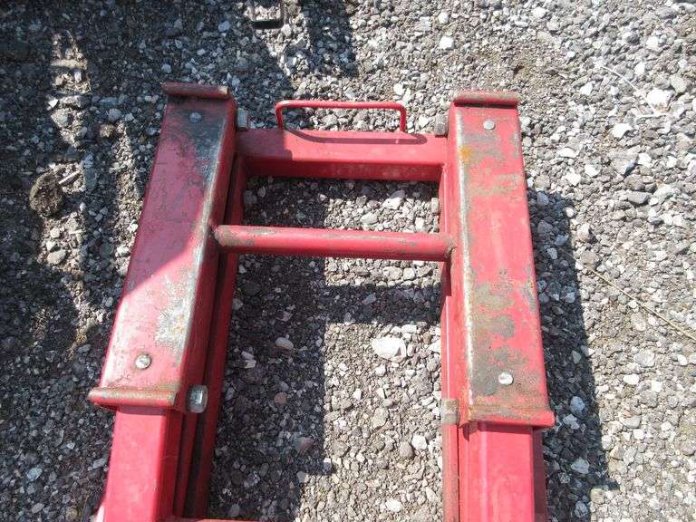 Larin 1,500 lbs. Motorcycle Jack, works great Albrecht Auction Service