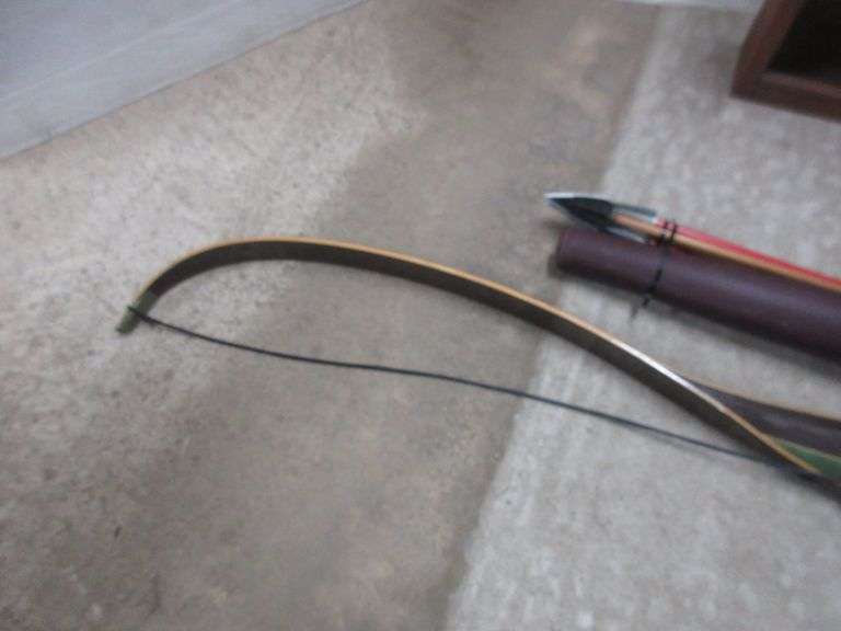 Bear Grizzly Bow, new strips and nock, like new, arrow rock, (17