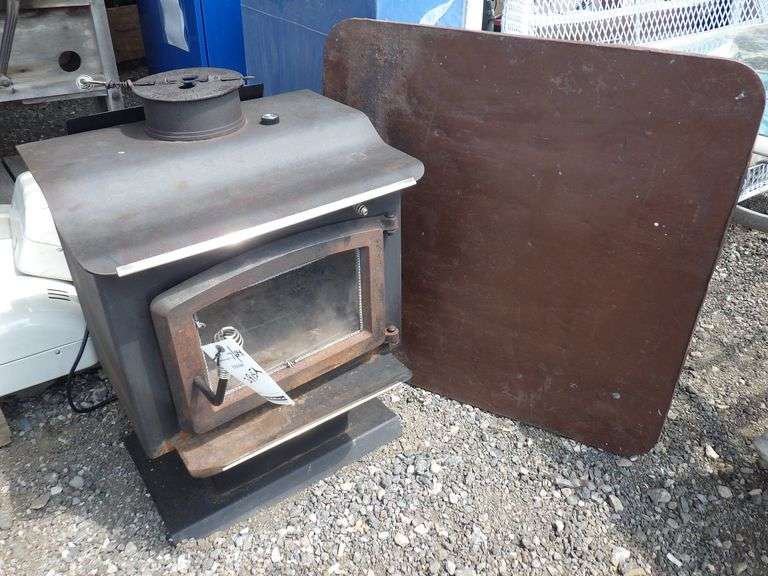 Wood stove with floor plate, stove has electric fan, adjustable to