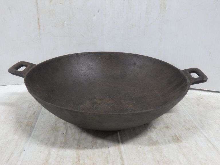 Vintage American camper cast iron 12" fry wok, nice Albrecht Auction