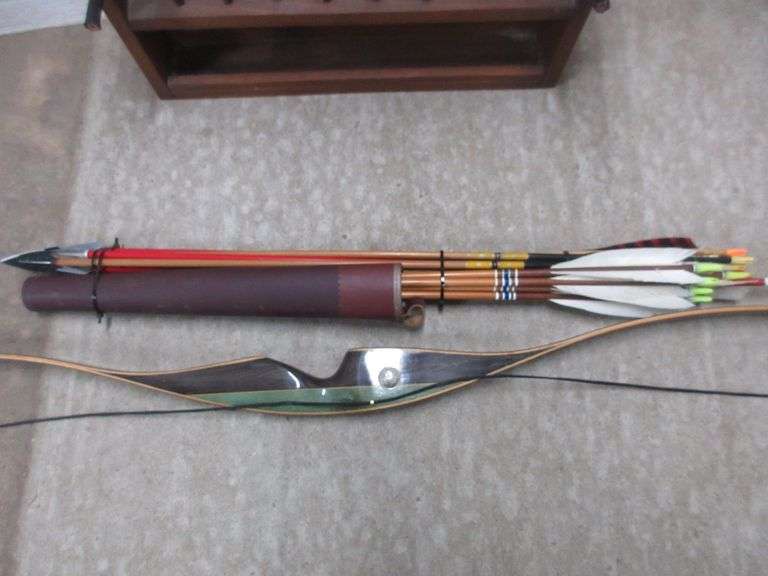 Bear Grizzly Bow, new strips and nock, like new, arrow rock, (17
